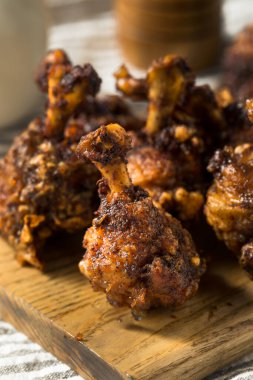 Ev yapımı Baharatlı Kızarmış Tavuk Lolipopları