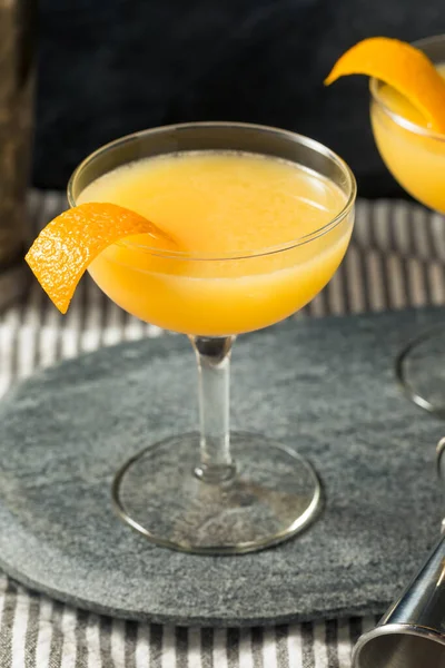 Cóctel Refrescante Refrescante Brandy Paradise Con Una Guarnición Naranja — Foto de Stock