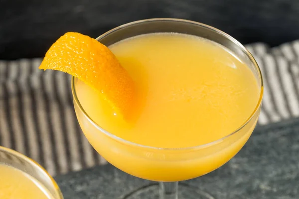 Bebida Refrescante Brandy Paradise Cocktail Com Uma Guarnição Laranja — Fotografia de Stock