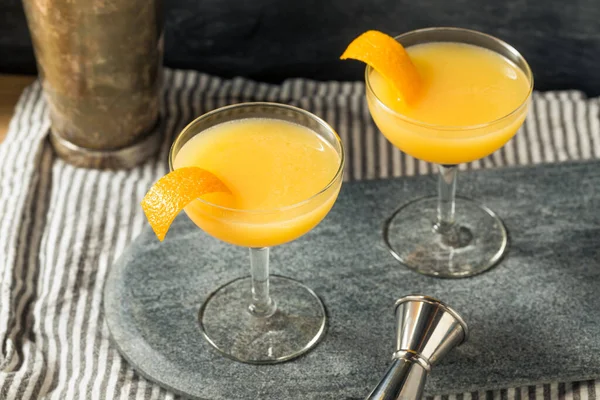 Cóctel Refrescante Refrescante Brandy Paradise Con Una Guarnición Naranja — Foto de Stock