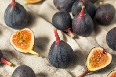 Ev yapımı kahverengi incir. Yemeye hazır.