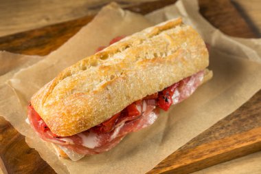 Ev yapımı İspanyol jambonlu, peynirli ve biberli sandviç.