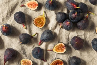 Ev yapımı kahverengi incir. Yemeye hazır.