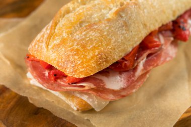 Ev yapımı İspanyol jambonlu, peynirli ve biberli sandviç.