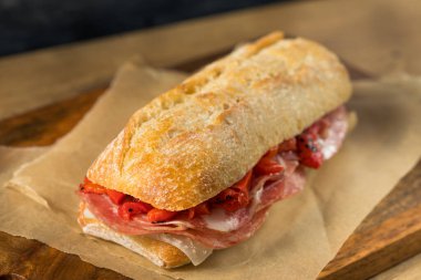 Ev yapımı İspanyol jambonlu, peynirli ve biberli sandviç.