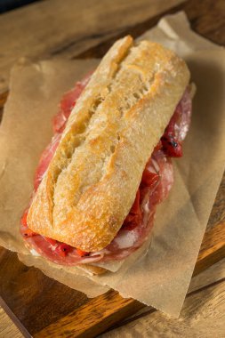 Ev yapımı İspanyol jambonlu, peynirli ve biberli sandviç.