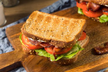 Marul ve domatesli ev yapımı pastırmalı sandviç.