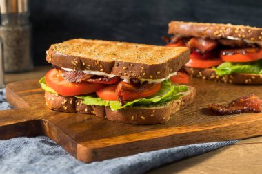 Marul ve domatesli ev yapımı pastırmalı sandviç.