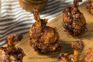 Ev yapımı Baharatlı Kızarmış Tavuk Lolipopları