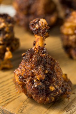 Ev yapımı Baharatlı Kızarmış Tavuk Lolipopları