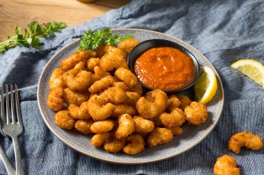 Ev yapımı Kızarmış Patlamış Mısır Karidesi Yemeye Hazır