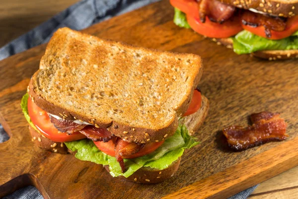 Sanduíche Caseiro Bacon Blt Com Alface Tomate — Fotografia de Stock