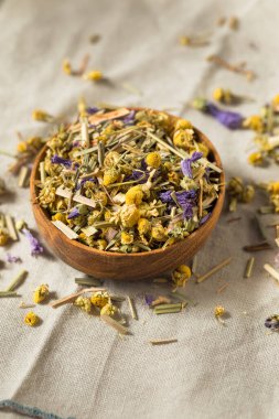 Kuru organik papatya çayı kasede.