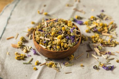 Kuru organik papatya çayı kasede.