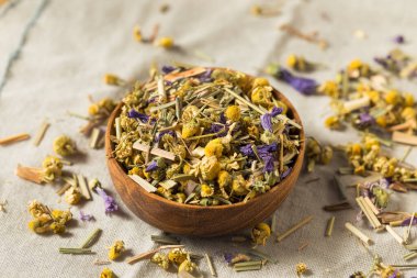 Kuru organik papatya çayı kasede.