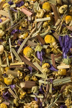 Kuru organik papatya çayı kasede.