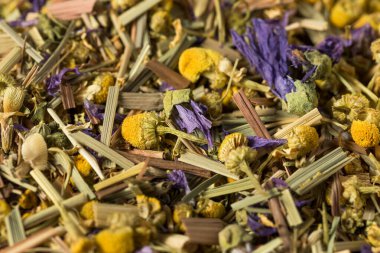 Kuru organik papatya çayı kasede.