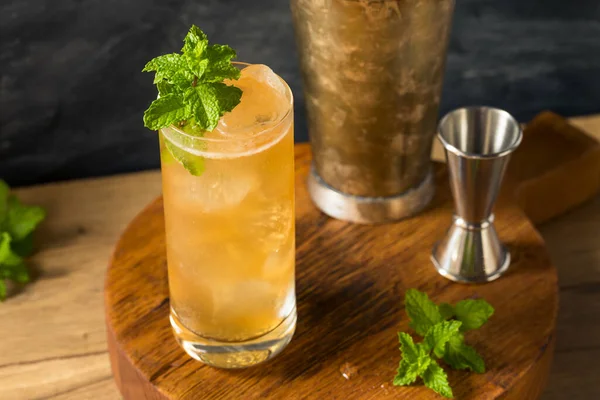 Alkoholik Cierpiący Powodu Alkoholu Burbon Cocktail Limonką Piwem Imbirowym — Zdjęcie stockowe