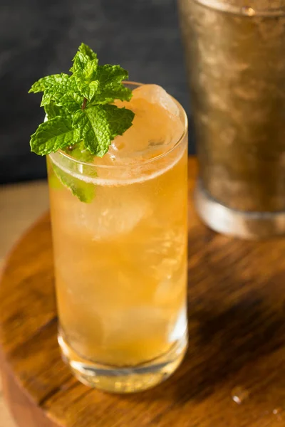 Alkoholik Cierpiący Powodu Alkoholu Burbon Cocktail Limonką Piwem Imbirowym — Zdjęcie stockowe