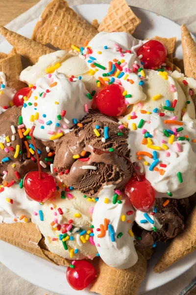 Gelato Fatto Casa Sundae Nachos Con Panna Montata Spruzzi — Foto Stock