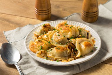 Ev yapımı Polonya patatesli soğan ve soğanlı Pierogies.