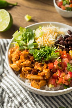 Salsa mısır ve fasulyeli ev yapımı sağlıklı tavuk burrito kasesi.
