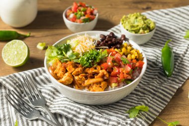 Salsa mısır ve fasulyeli ev yapımı sağlıklı tavuk burrito kasesi.