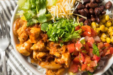 Salsa mısır ve fasulyeli ev yapımı sağlıklı tavuk burrito kasesi.