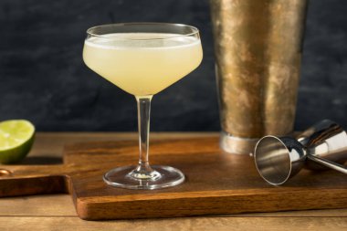LIme ve Rum 'la Mezcal Yasadışı Kokteyl
