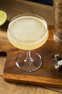 LIme ve Rum 'la Mezcal Yasadışı Kokteyl