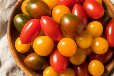 Çiğ organik aile yadigarı kiraz domatesleri kasede