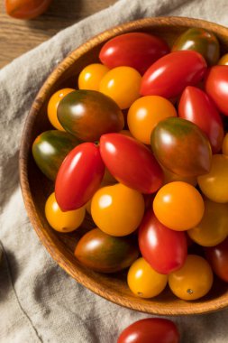 Çiğ organik aile yadigarı kiraz domatesleri kasede