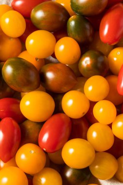 Çiğ organik aile yadigarı kiraz domatesleri kasede