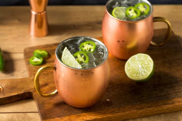 Boozy Orzeźwiający Pikantny Jalapeno Tequila Mule Wapna Imbiru — Zdjęcie stockowe