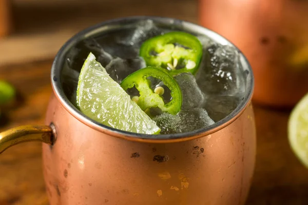 Boozy Rafraîchissant Épicé Jalapeno Tequila Mule Avec Chaux Gingembre — Photo