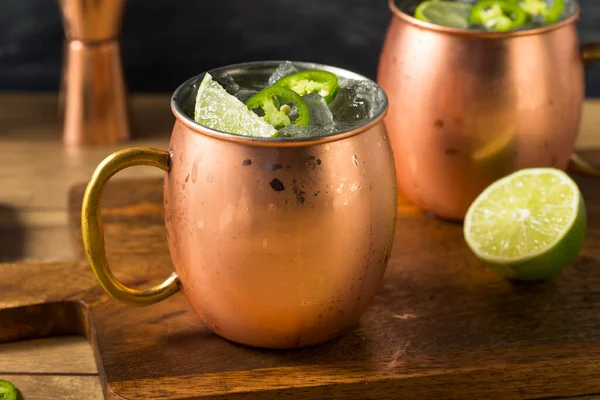 Boozy Orzeźwiający Pikantny Jalapeno Tequila Mule Wapna Imbiru — Zdjęcie stockowe