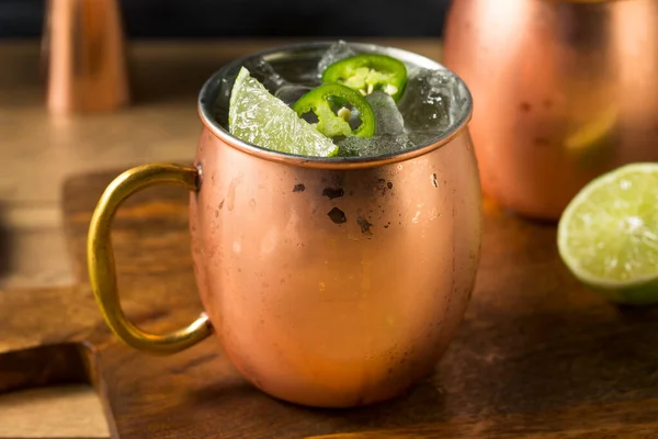 Boozy Rafraîchissant Épicé Jalapeno Tequila Mule Avec Chaux Gingembre — Photo