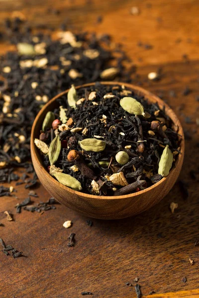 Organik Kuru Chai Çayı Bir Kâsede Karıştırılır — Stok fotoğraf
