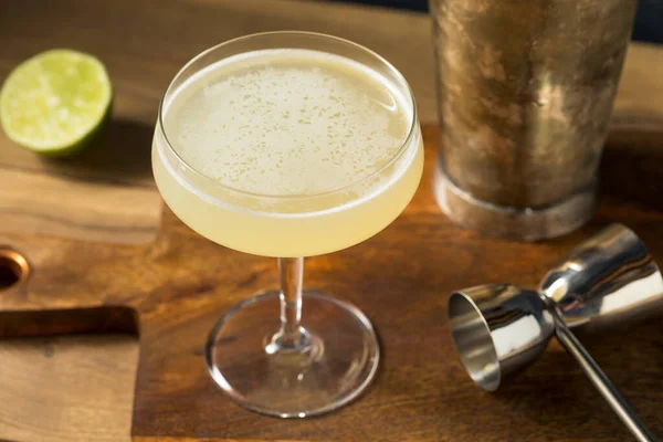 Drank Verfrissend Mezcal Illegale Cocktail Met Limoen Rum — Stockfoto
