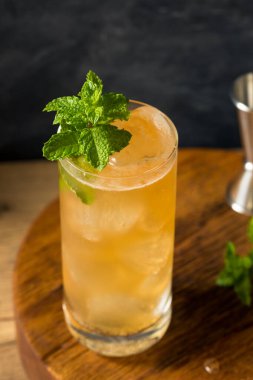 İçkili Alkolik Burbon Kokteyli Lime ve Zencefilli Bira