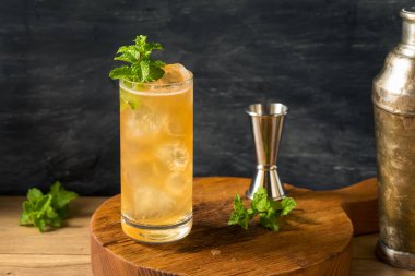 İçkili Alkolik Burbon Kokteyli Lime ve Zencefilli Bira