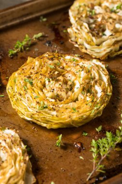 Bitki ve baharatlı ev yapımı lahana biftekleri.