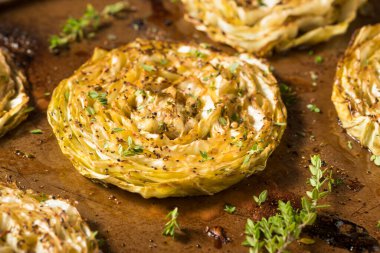 Bitki ve baharatlı ev yapımı lahana biftekleri.