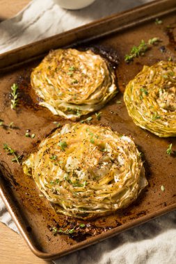 Bitki ve baharatlı ev yapımı lahana biftekleri.