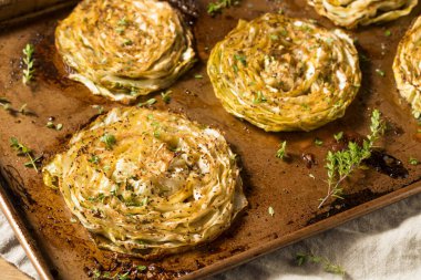 Bitki ve baharatlı ev yapımı lahana biftekleri.