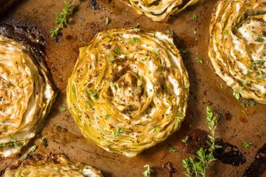 Bitki ve baharatlı ev yapımı lahana biftekleri.