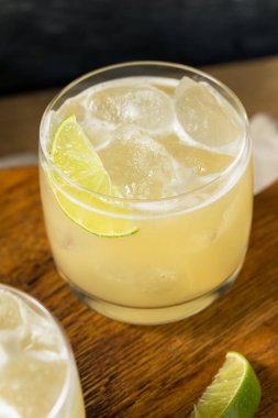 İçkileri tazeleyen Tommyler Margarita Kokteyli ve tekila