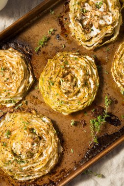 Bitki ve baharatlı ev yapımı lahana biftekleri.