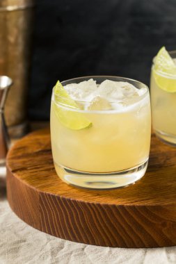 İçkileri tazeleyen Tommyler Margarita Kokteyli ve tekila