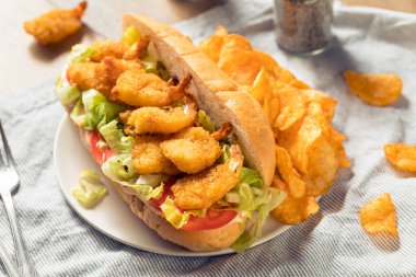 Marul ve Domatesli Ev Yapımı Karidesli Po Boy Sandviçi